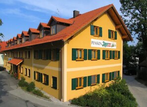Front of property - Hotel Garni Jagermo (Grasbrunn)