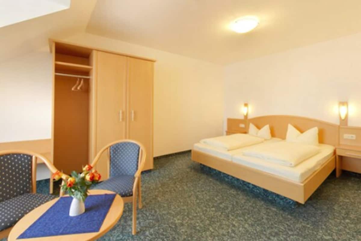 Hypo-allergenic bedding, minibar, in-room safe, desk