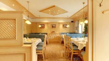 Café da manhã com buffet grátis todos os dias