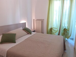 Minibar, escritorio, cortinas blackout y cunas gratuitas 