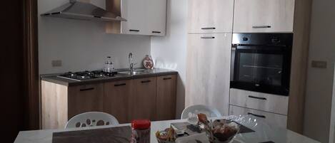 Appartement, plusieurs lits, non-fumeurs | Restauration dans la chambre