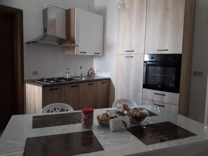 Apartment, Mehrere Betten, Nichtraucher | Essbereich im Zimmer