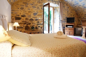 Double Room (Chambre Koru) | Individually decorated, individually furnished, blackout drapes