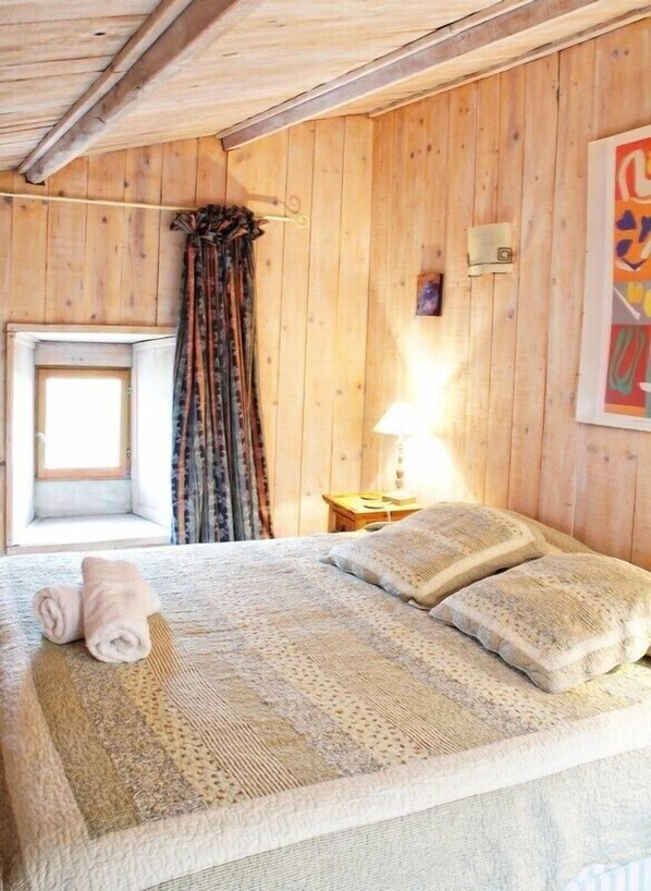 Double or Twin Room (Chambre Châtaignier) | Individually decorated, individually furnished, blackout drapes