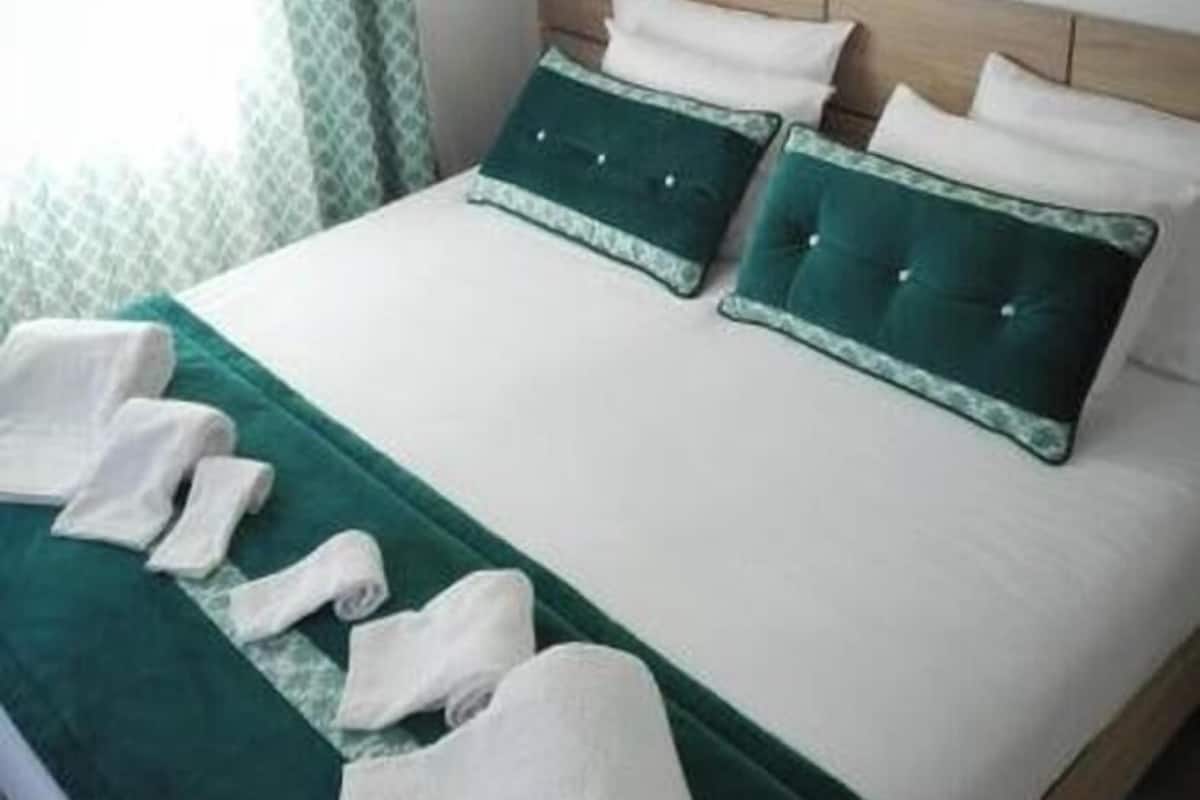 WiFi (free), bed sheets