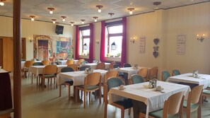 Se ofrece un desayuno bufé todos los días (6 EUR por persona)