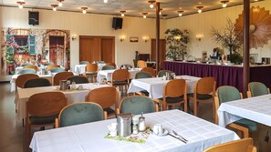 Petit déjeuner buffet (6 EUR par personne)