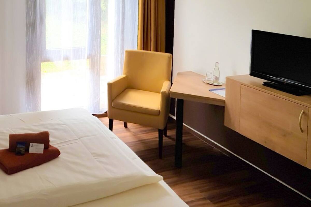 Habitación con 1 cama doble o 2 individuales | Escritorio, camas supletorias, wifi gratis y ropa de cama