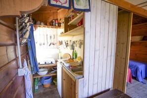 Chalet | Eigene Kochnische | Kühlschrank, Herdplatte, Kochgeschirr/Geschirr/Besteck