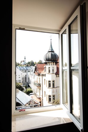 A window with a view of a building with a dome and a tower. - Starnberger SEE (Starnberg)