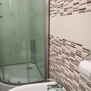 Douche, douche hydromassante, articles de toilette gratuits
