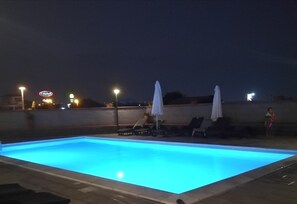 Sæsonbestemt udendørs pool, åben fra kl. 08.30 til kl. 18.00, parasoller
