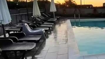 Piscine extérieure (ouverte en saison), parasols de plage