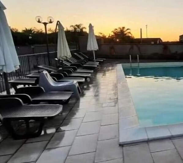 Piscine extérieure (ouverte en saison), parasols de plage