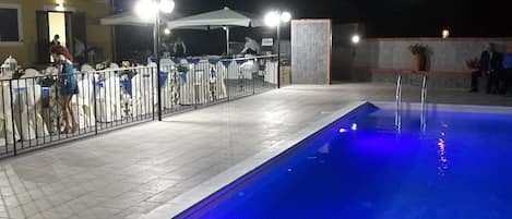 Una piscina al aire libre de temporada (de 08:30 a 18:00), sombrillas