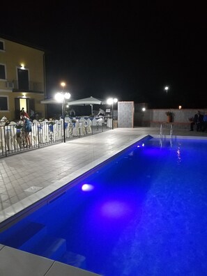 Seasonal outdoor pool, open 8:30 AM to 6:00 PM, pool umbrellas - B&B I Colori dell'Etna (San Giovanni la Punta)