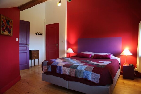 Double Room (Rouge) | Free WiFi