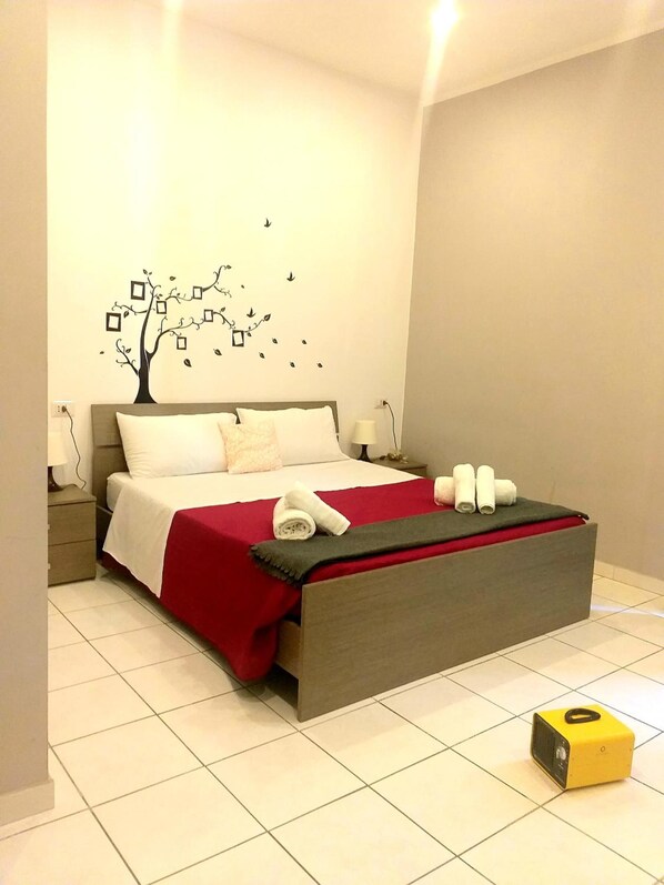 مكتب وأسرّة قابلة للطي وواي فاي مجانًا وملاءات أسرّة