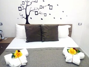 Triple Room | Desk, rollaway beds, free WiFi, bed sheets