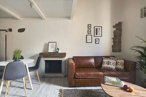 Apartamento, 1 quarto | Área de estar | TV