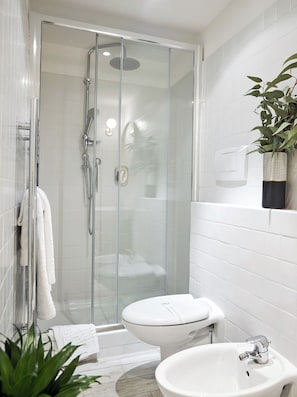 Appartement, 1 chambre | Salle de bain | Douche, serviettes fournies