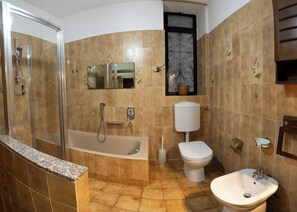 Apartament, 3 dormitoris | Bany | Banyera i dutxa independents, assecador de cabells, bidet i tovalloles 