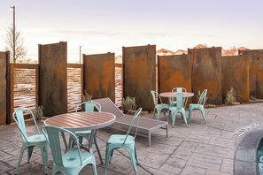 Outdoor dining - Hotel Indigo (Frisco)