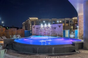 Outdoor pool - Hotel Indigo (Frisco)