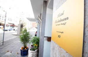 تفاصيل الفندق من الخارج