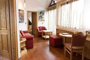 Suite panoràmica | Roba de llit d'alta qualitat, caixa forta a l'habitació i escriptori 