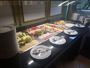 A buffet with various food items and utensils. - Kainsbacher Mühle (Happurg)