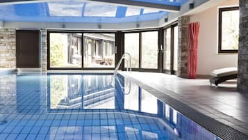 Inomhuspool och solstolar