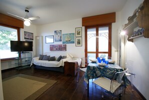 Appartement, 1 slaapkamer, terras | Woonruimte | Een flatscreentelevisie