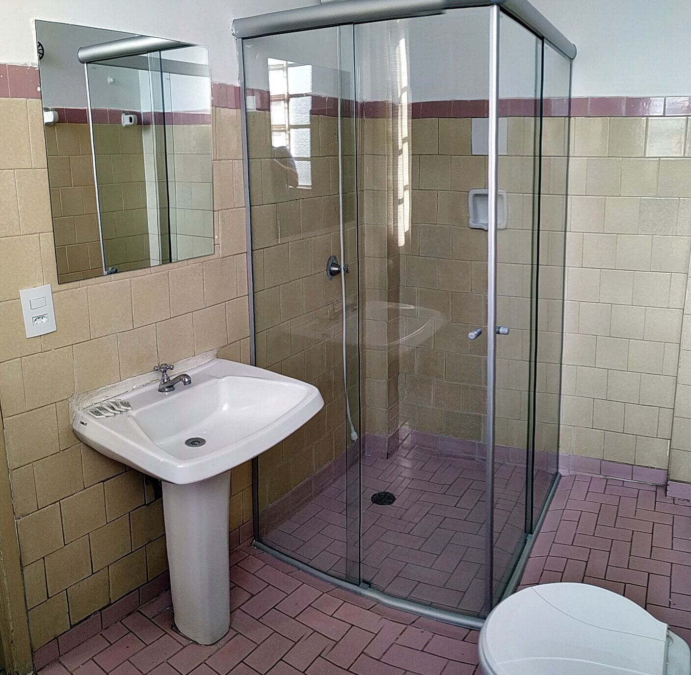 quadruple room | bathroom | shower, towels