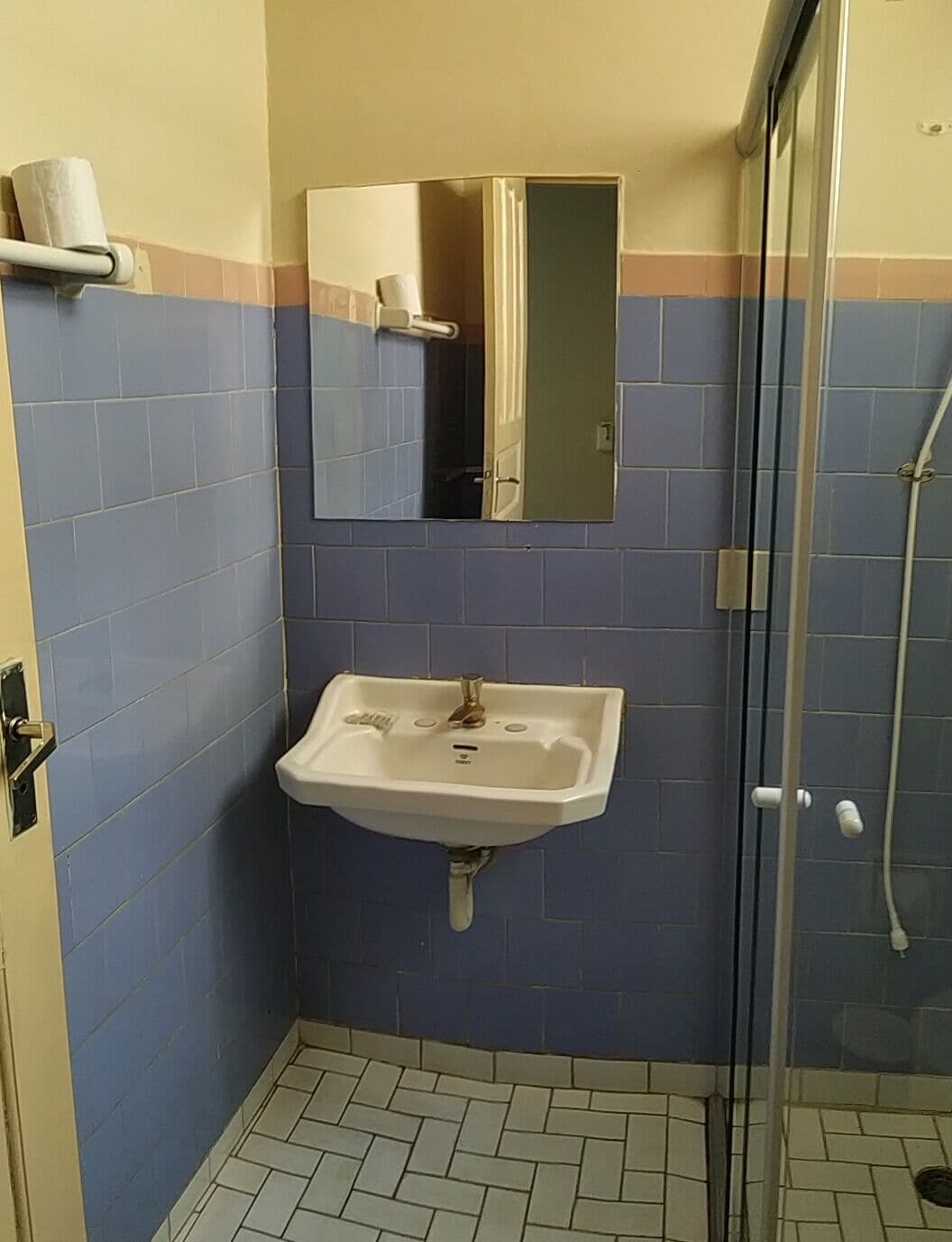 triple room | bathroom | shower, towels