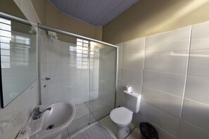Shower, towels - Hotel Itamarati (São José do Rio Preto)