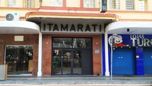 A building with a sign reading "ITAMARATI" and another sign for "LOJAS TURISCA". - Hotel Itamarati (São José do Rio Preto)