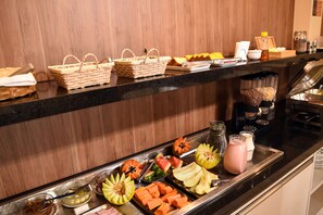 Café da manhã com buffet grátis todos os dias