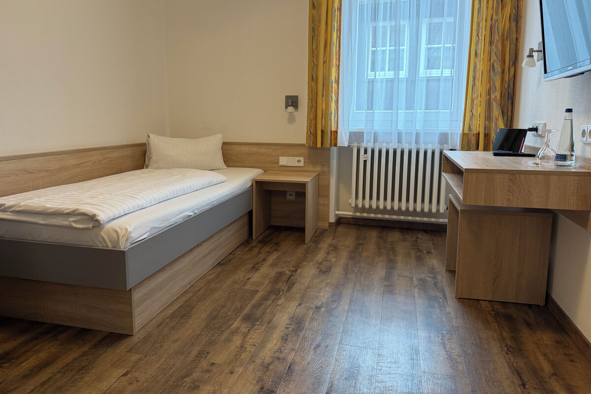 Eenpersoonskamer | Hypoallergeen beddengoed, een bureau, een laptopwerkplek, gratis wifi