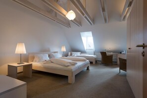 Un dormitorio moderno con dos camas, un escritorio y una silla.