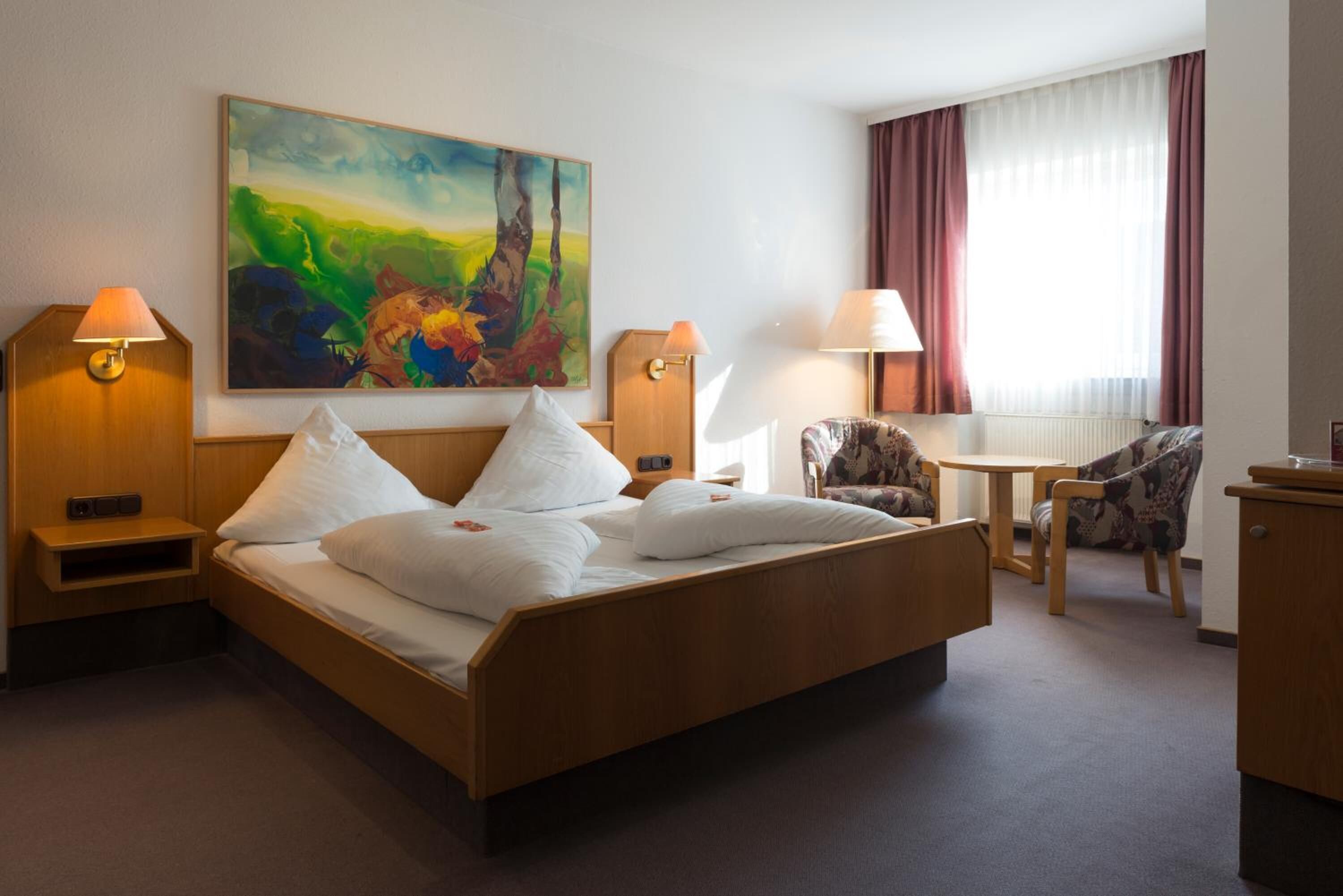 1 bedroom, hypo-allergenic bedding, desk, free wifi