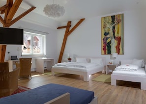 Hypo-allergenic bedding, desk, free WiFi, bed sheets - Gasthof Zum Storch (Schluesselfeld)