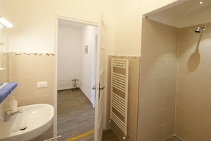 Comfort Apartment, 2 Bedrooms | Bathroom | Shower, bidet, towels - Matteotti 11 (Imperia)