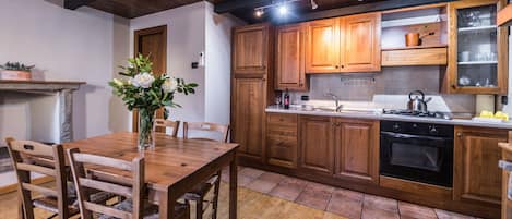 Apartment, 1 Bedroom | Private kitchen | Full-sized fridge, microwave, oven, stovetop