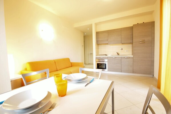 Monolocale, balcone | Cucina privata | Frigorifero, forno, piano cottura, lavastoviglie