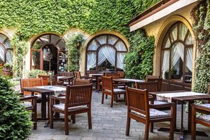 Outdoor dining - Hotel Octarna (Kromeriz)