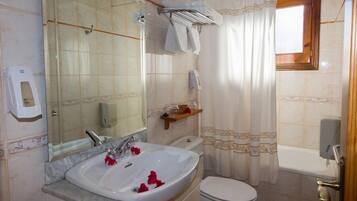 Habitación doble | Baño | Bañera y toallas