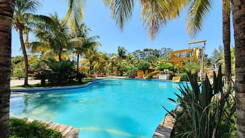 7 piscinas externas, guarda-sóis, espreguiçadeiras