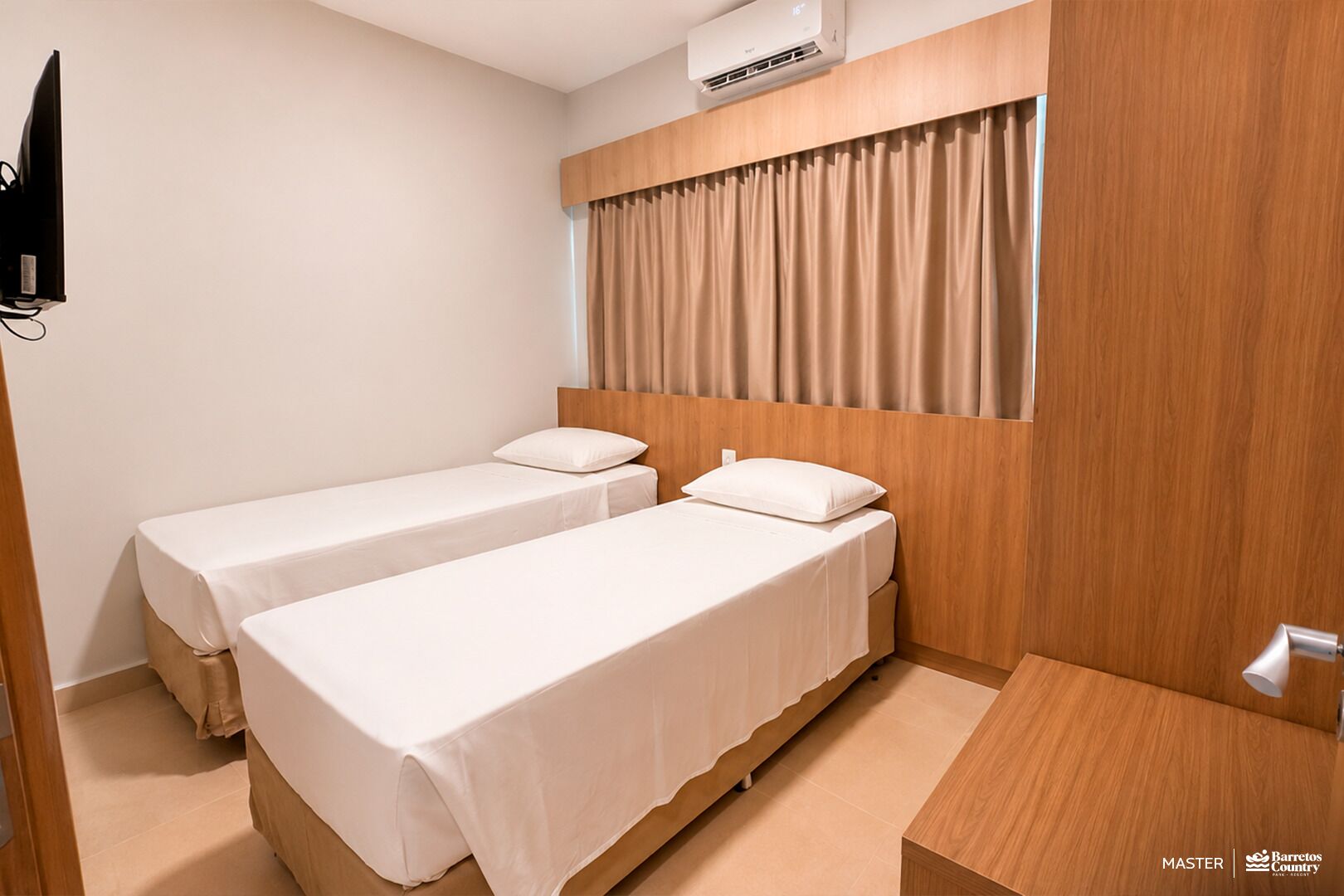 Deluxe Twin Room | Minibar, in-room safe, blackout drapes, soundproofing