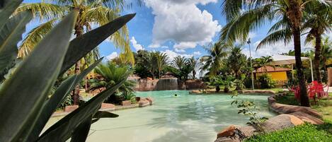 7 albercas al aire libre, sombrillas en la alberca y camastros